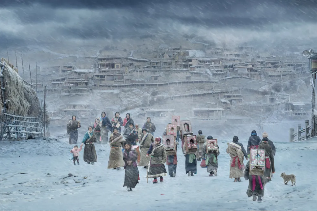 Vítězná single fotografie kategorie Horko/Zima: Gannan, Čína.Místní lidé kráčejí tiše a pietně poutní cestou ke svému cíli.