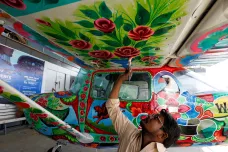 Nad Pákistán vzlétla ručně malovaná letadla, chtějí lákat turisty