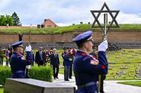 Je povinností srovnávat nacistické lži s dnešními, řekl Fiala v Terezíně