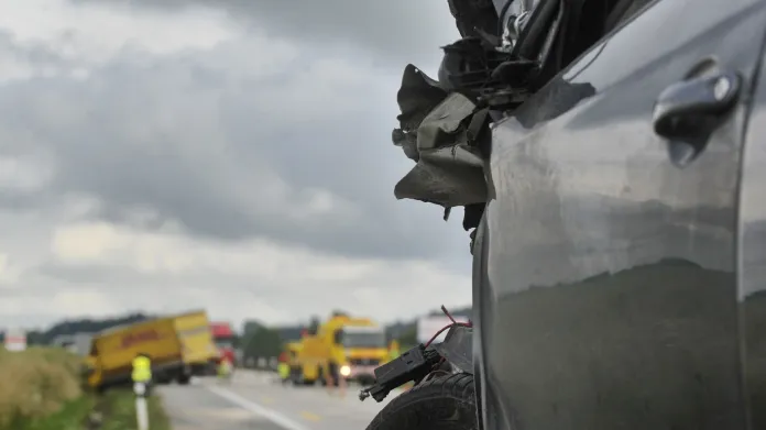 Nehoda kamionu s osobním autem uzavřela dálnici D1 v místě, kde se jezdí obousměrně v jednom pásu