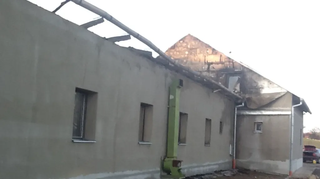 Hala zůstala po požáru bez střechy