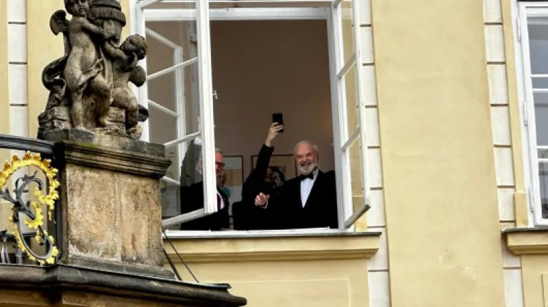 V okně na III. nádvoří se objevil také Zdeněk Svěrák Zdroj: ČT24