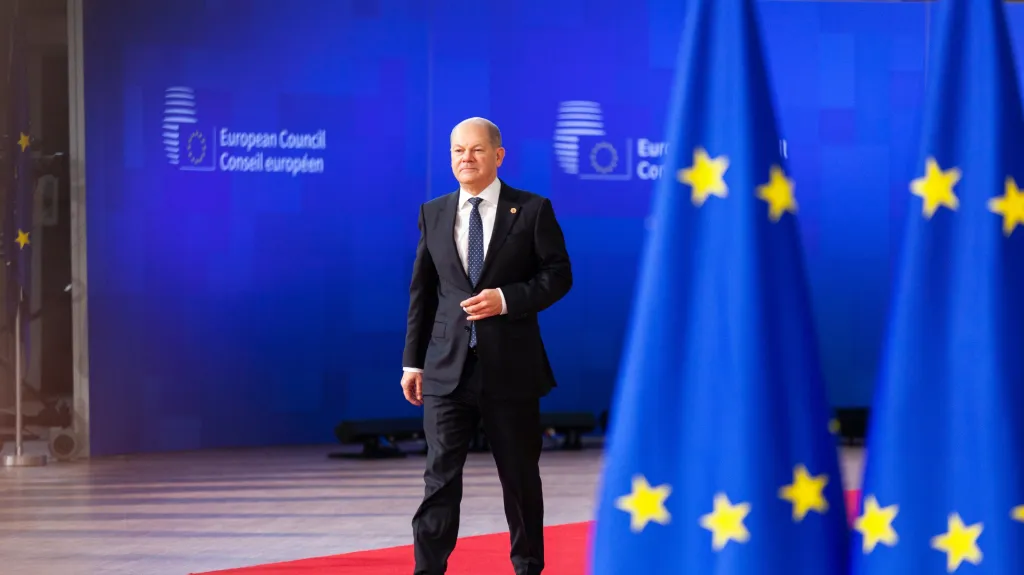 Příchod německého kancléře Olafa Scholze na summit