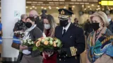 Příbuzní obětí teroristických útoků na bruselském letišti kladou květiny na památku
