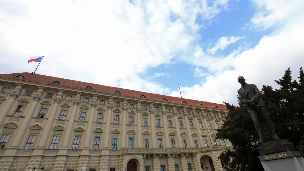 Černínský palác – sídlo českého ministerstva zahraničí, před nímž stojí socha bývalého československého prezidenta Edvarda Beneše
