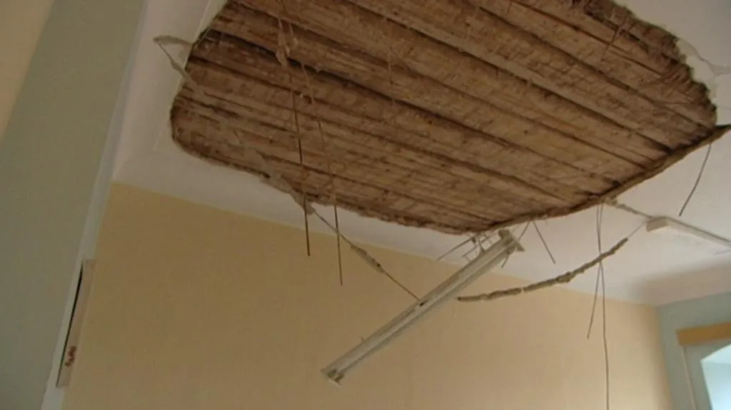 Spadlý strop - archivní záběr