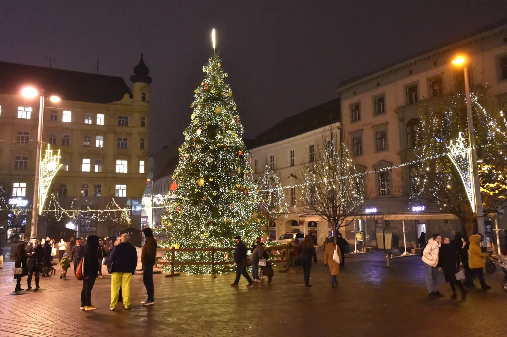 Na Náměstí Svobody v Brně byl vánoční strom rozsvícen již v pátek 27. listopadu. Současně byly zahájeny i adventní trhy