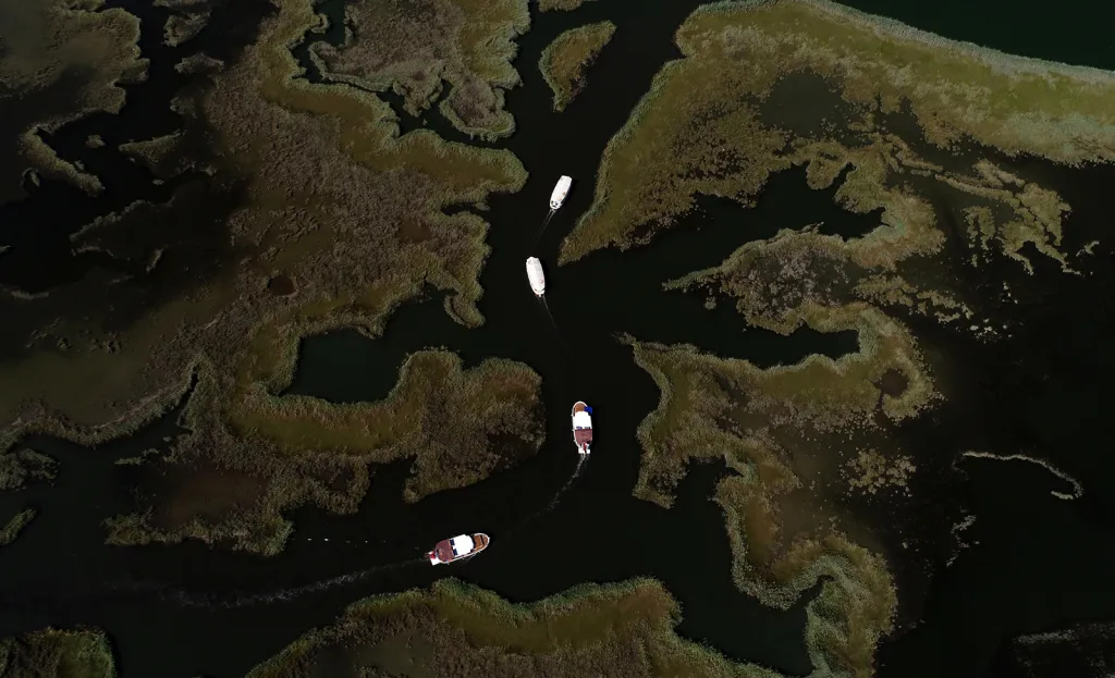 Provoz člunů s turisty na řece Dalyan nedaleko pláže Iztuzu v turecké provincii Mugla