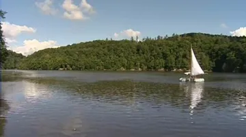 Albert Fikáček zkouší svoje plavidlo na brněnské přehradě