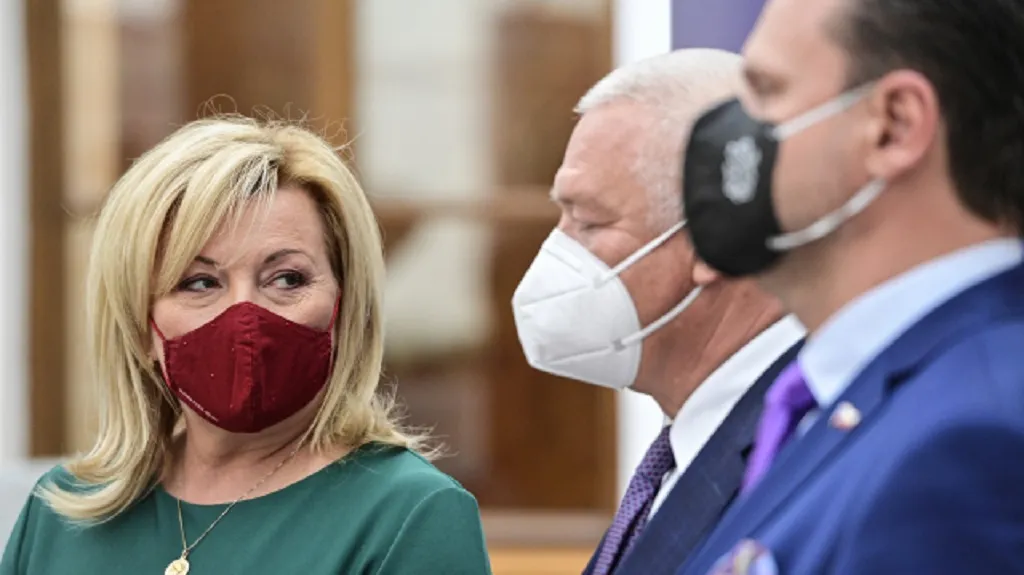 Alena Schillerová, Jaroslav Faltýnek a Radek Vondráček na tiskové konferenci poslaneckého klubu ANO