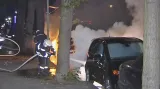 Hořící auta v berlínských ulicích
