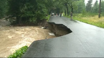 U Rusavy na Kroměřížsku velká voda strhla část silnice