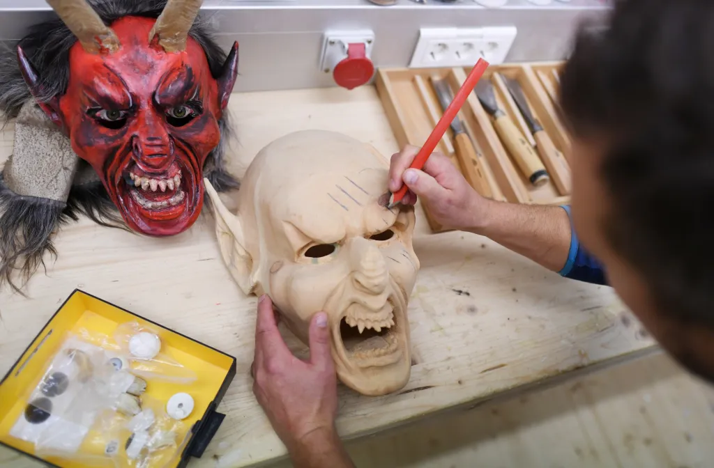 Martin Westreicher žijící v Lermoosu vyrábí masky z borovicového dřeva