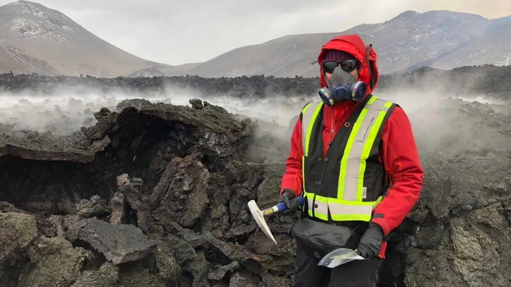 Ekolog zkoumající lávu