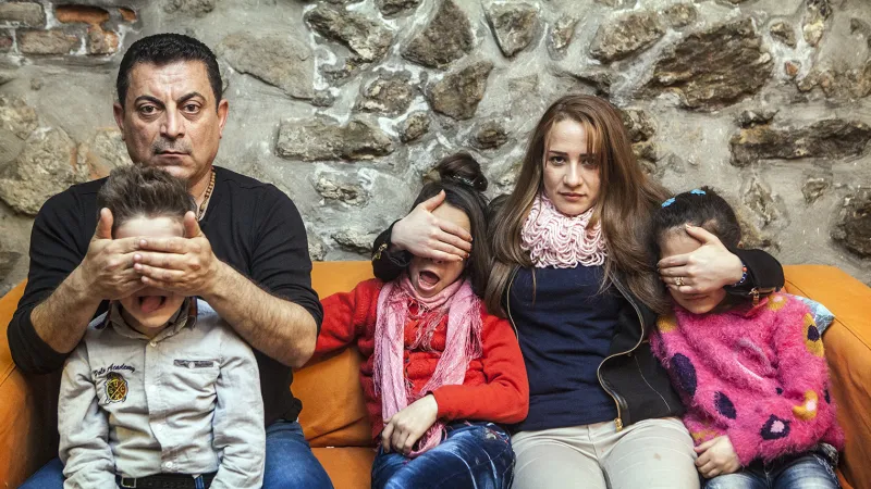 Emad s rodinou. V Iráku už nevěděli, jak uchránit děti před násilím, které je denně obklopovalo. V televizi mohly vidět děsivá videa o tom, jak IS nakládá s křesťanskými dětmi. Některým bylo i vyhrožováno na ulici, nebo byly svědky krvavých scén.