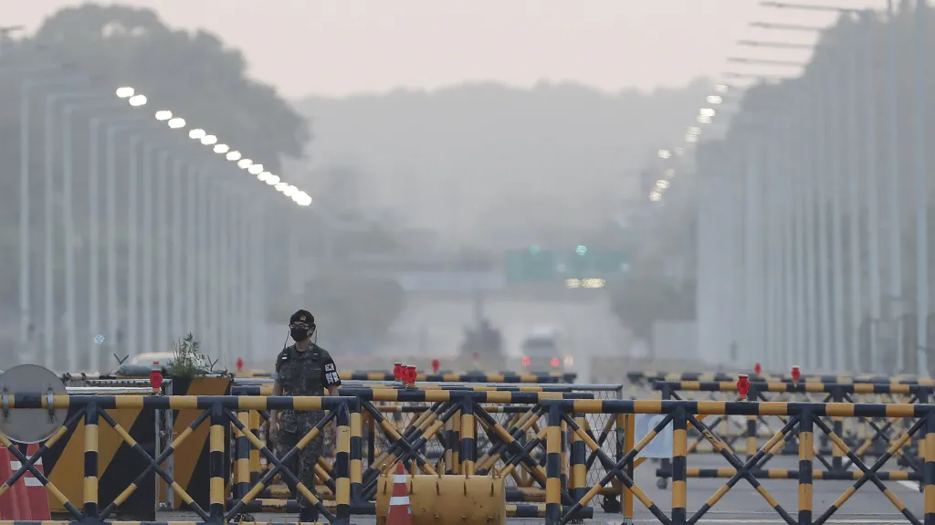 Jihokorejský voják na mostě Sjednocení, který vede do demilitarizované zóny