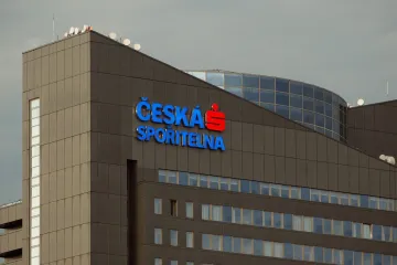 sKarty by měla spořitelna oželet a odškodnění nevymáhat, míní odborníci