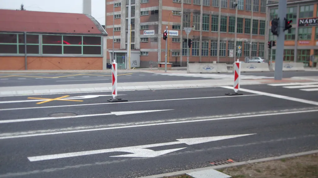 V odbočení brání betonové zátarasy