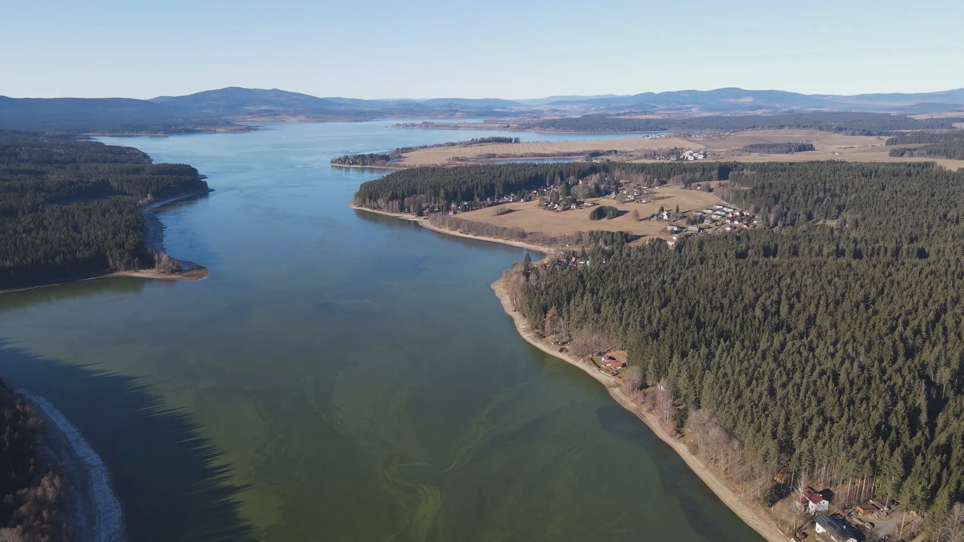 U nelegálních výpustí do Lipna se objevuje odpad a zápach