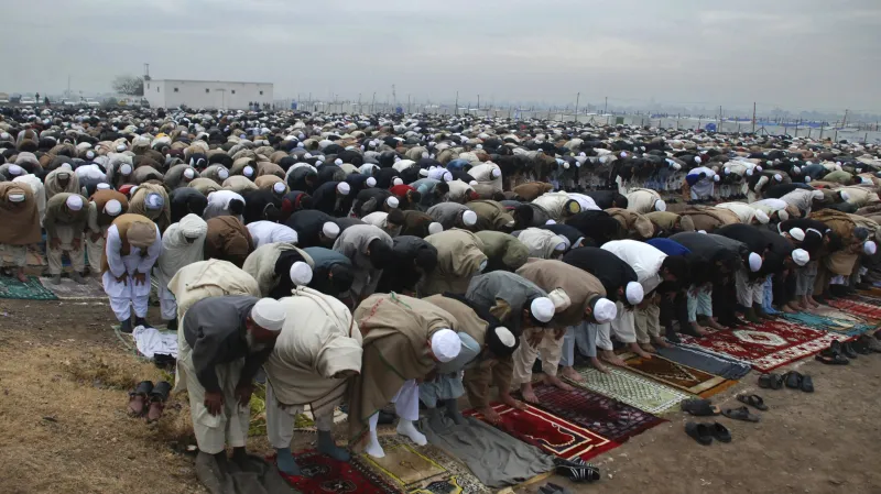 Afghánští uprchlíci při modlení