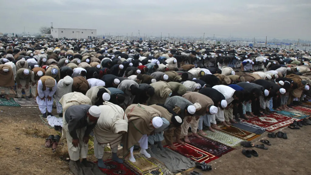 Afghánští uprchlíci při modlení