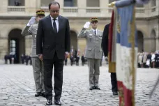Pro zničení teroristů uděláme všechno, slíbil Hollande na tryzně za oběti
