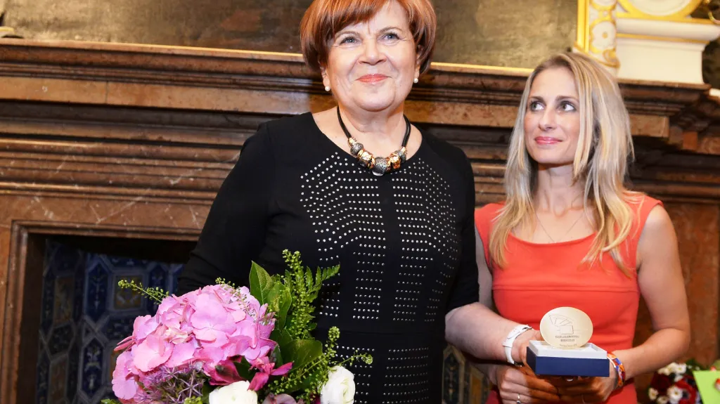 Europoslankyně Dita Charanzová předává ocenění Zuzaně Baudyšové