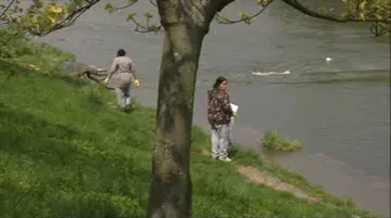Vsetínští Romové vyrazili čistit okolí řeky