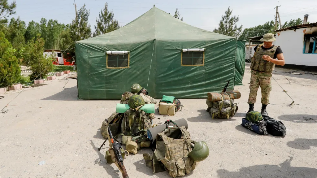 Člen kyrgyzských ozbrojených složek na kontrolním stanovišti poblíž obce Maksat v provincii Batken