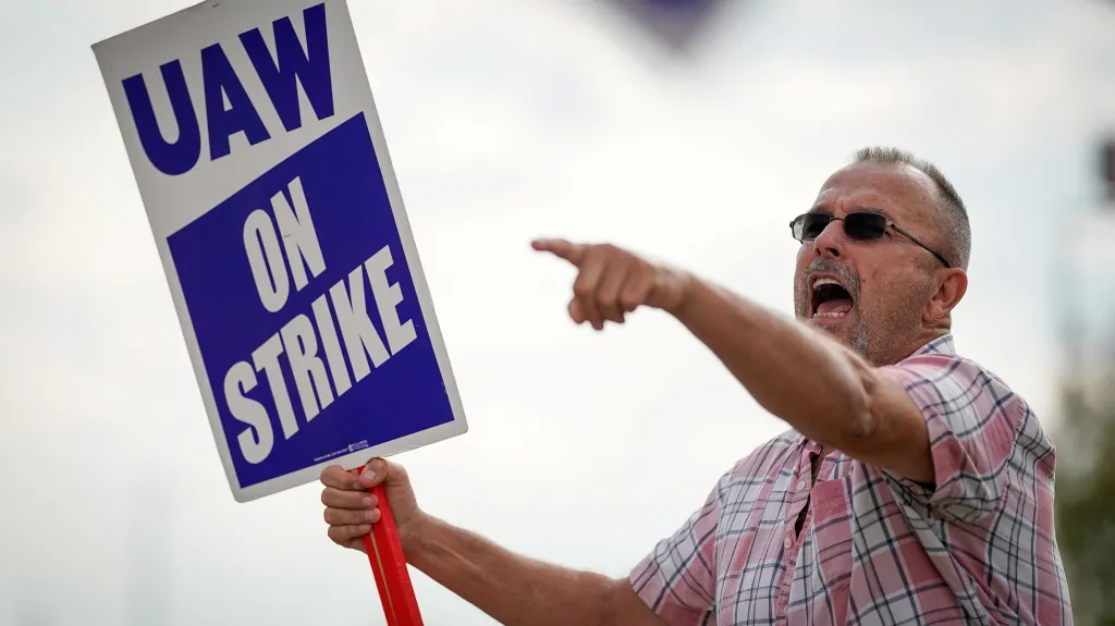 Montážní dělník detroitské automobilky General Motors stávkuje