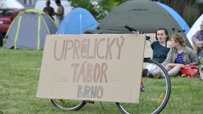 Demonstranti podporující uprchlíky vytvořili v Brně "uprchlický tábor"