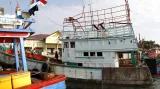 Opuštěná rybářská loď, která převezla uprchlíky do Indonésie