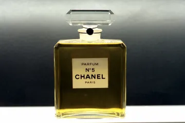 Chanel No.5 slaví sto let. Jeho vůni tvoří přes 80 složek, některé se sbírají za východu slunce