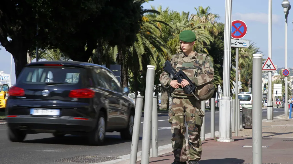 Vojenská hlídka u promenády v Nice