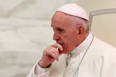 „Je to jako hodit kámen a schovat ruku.“ Papež se poprvé ohradil proti kritikům