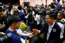 Ve volbách v Hongkongu jasně zvítězili prodemokratičtí kandidáti. Budeme bojovat, vzkazují