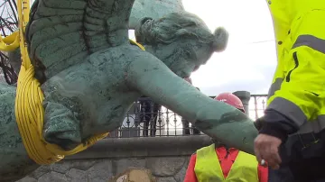 Sundavání sochy Viktorie z Čechova mostu