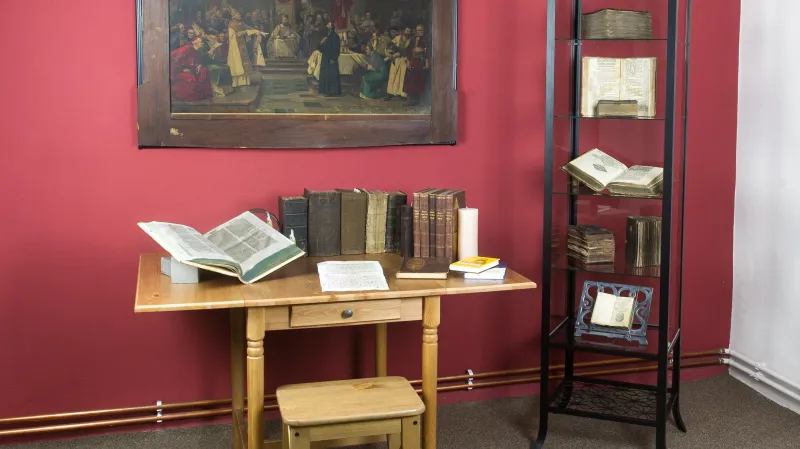 Sbírka čítá přes tři sta biblí