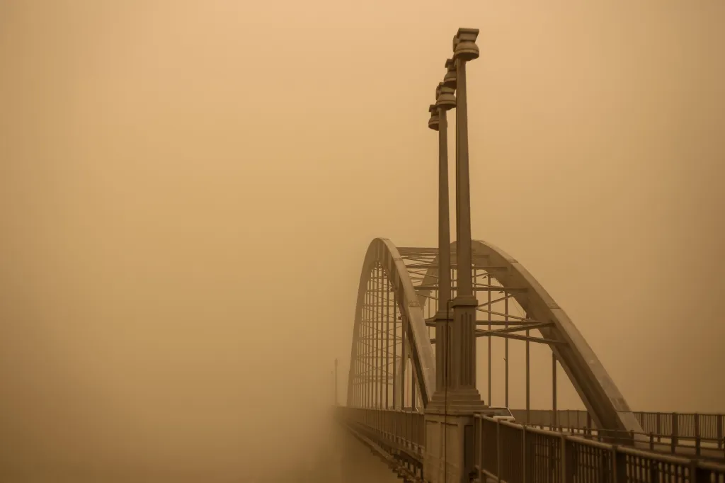 Druhé místo v sekci Životní prostředí: Mohammad Madadi se sérií snímků nazvanou Město v oblaku prachu