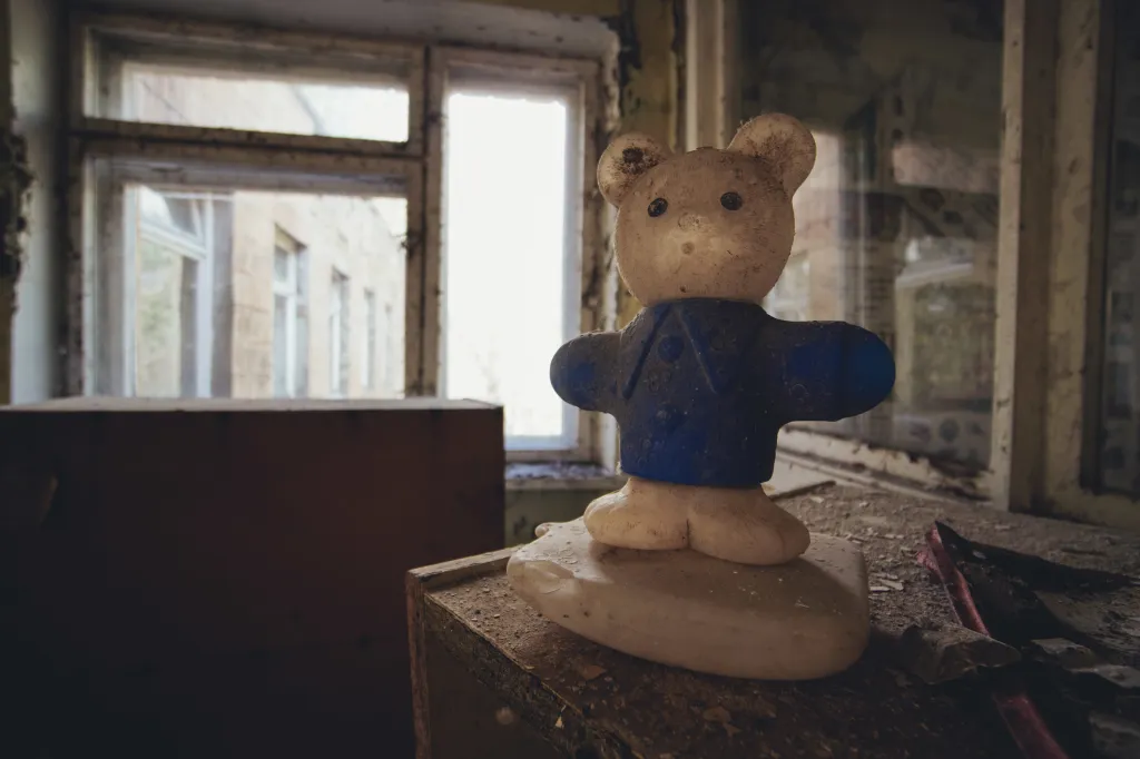 Ve budově školky všudypřítomné dětské hračky