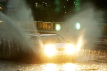 V sobotu znovu přijdou silné bouřky s kroupami, předcházet jim budou tropická vedra