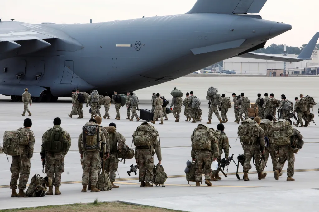 Příprava výsadku 82. výsadkové divize americké armády během cvičení v Kolumbii