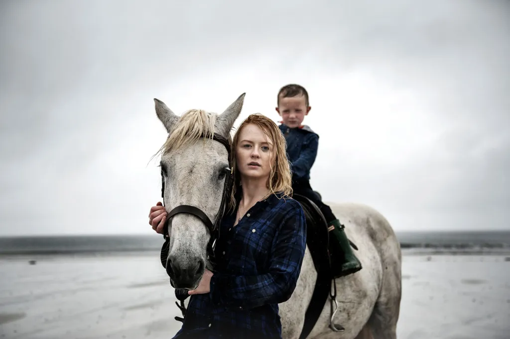 Laetitia Vançon (kategorie Portrét). „Vnější Hebridy je skotské souostroví. Mým cílem bylo sledovat každodenní život mladých lidí v místě, kde jsou omezeny pracovní příležitosti, vzdělání i volba partnera. Je pocit sounáležitosti s jejich rodištěm dostatečně silný, aby se rozhodli zůstat a udržet ostrovy nad vodou?“