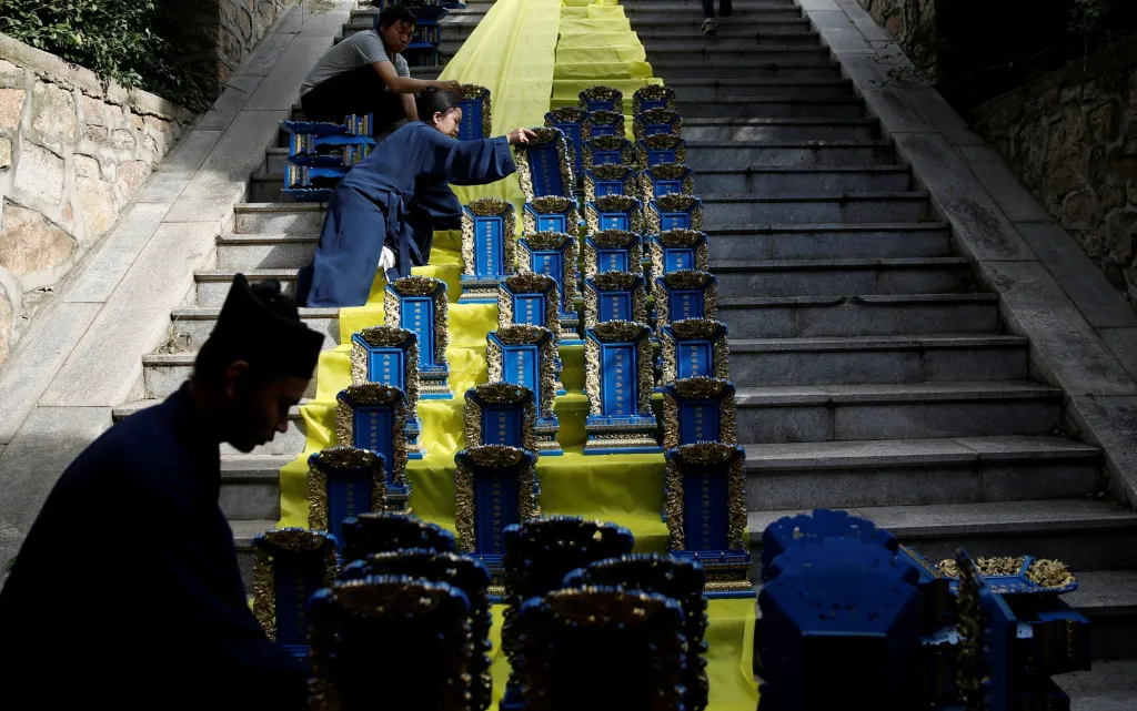 Taositičtí kněží rozmístili na schody v chrámu Jiuyang ve městě Laj-wu v Číně 558 modrých pamětních desek. Důvodem je pietní akt za zemřelé věřící, kteří byli nakaženi koronavirem