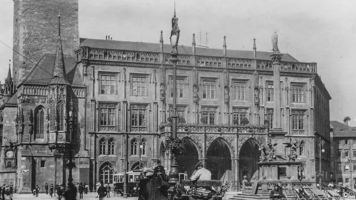 Staroměstská radnice před rokem 1918 a dnes
