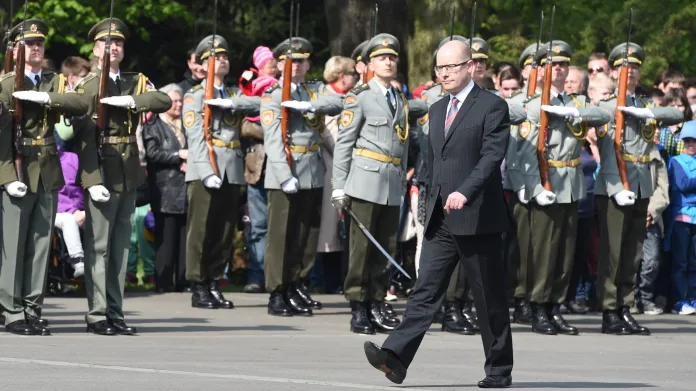 Bohuslav Sobotka na vojenské přehlídce v Ostravě
