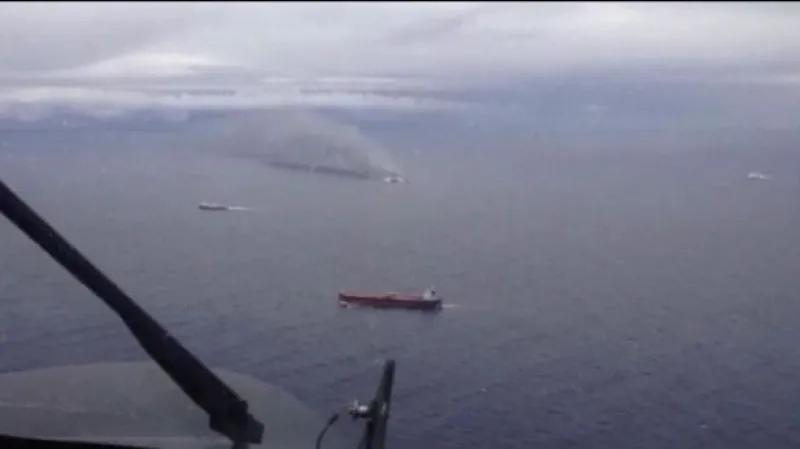 Události ČT: Záchranáři evakuují cestující z hořícího trajektu