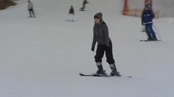 Malá lyžařka na svazích Krušných hor