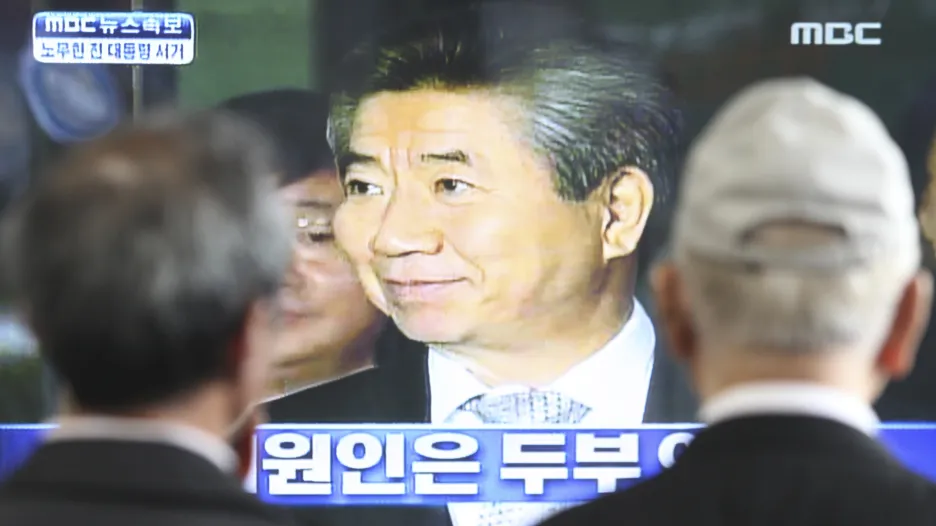 Sledování zpráv o sebevraždě exprezidenta Ro Mu-hjona