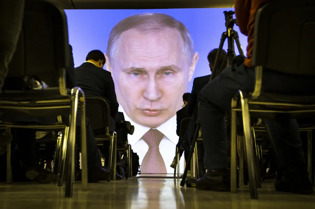 Ruský prezident Putin během svého tradičního výročního projevu představil nové strategické zbraně a také ambiciozní ekonomické cíle, které by měly zemi přinést vyšší životní standard, lepší zdravotní péči a vzdělání